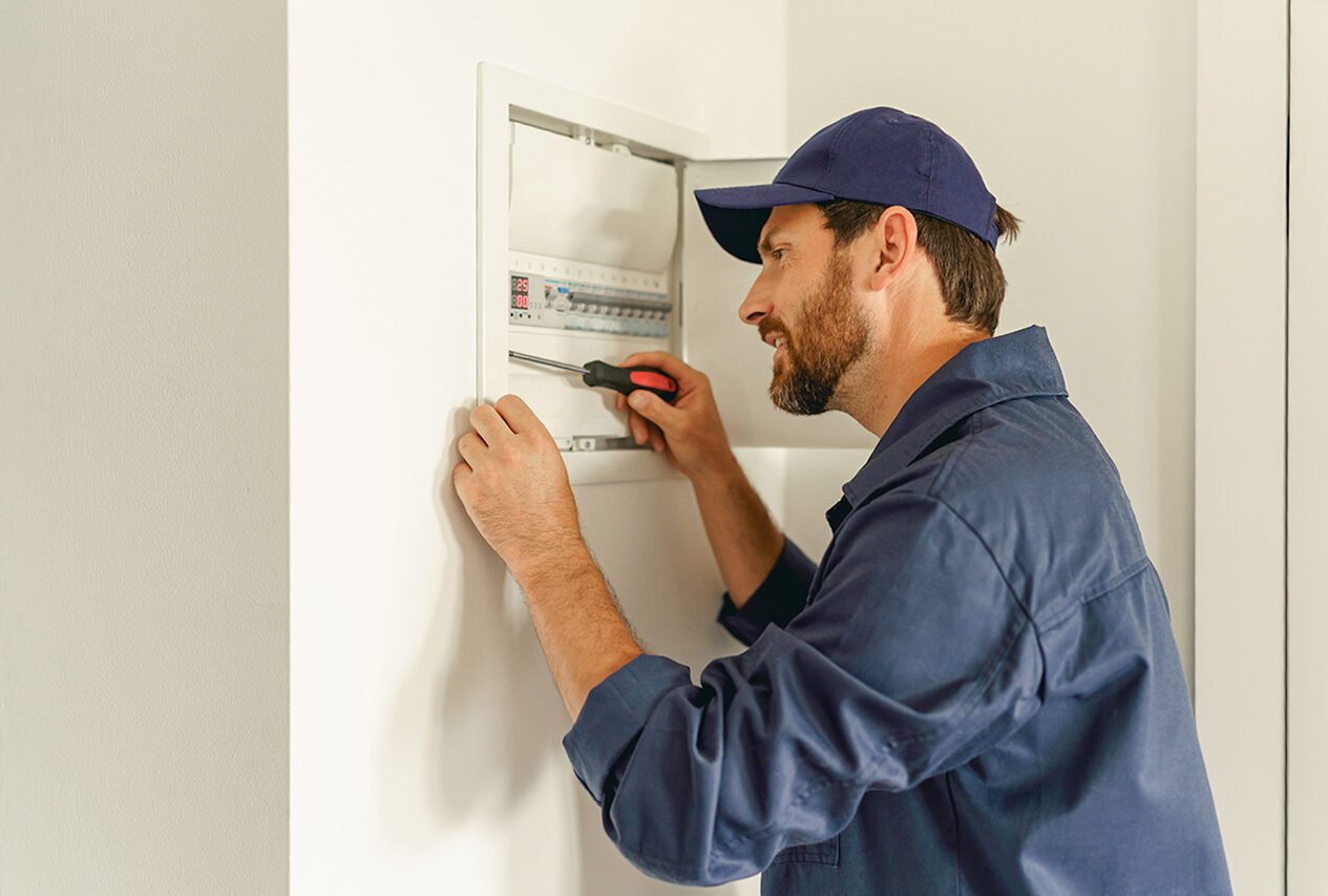 Bendazzoli-Impianti-Website-Image-working-electrician 41