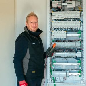 Bendazzoli Impianti Tecnico elettricista al lavoro, impianto elettrico Nord Italia